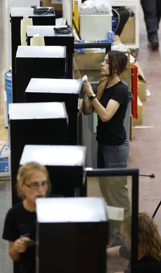 Cadena de montaje en Efficold. Los tres edificios de la empresa de Lucena ocupan una superficie de 85.000 metros cuadrados