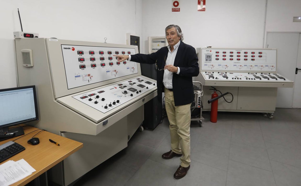 Manuel Pastor, director general de Efficold, en el panel de control del laboratorio de pruebas de Efficold.