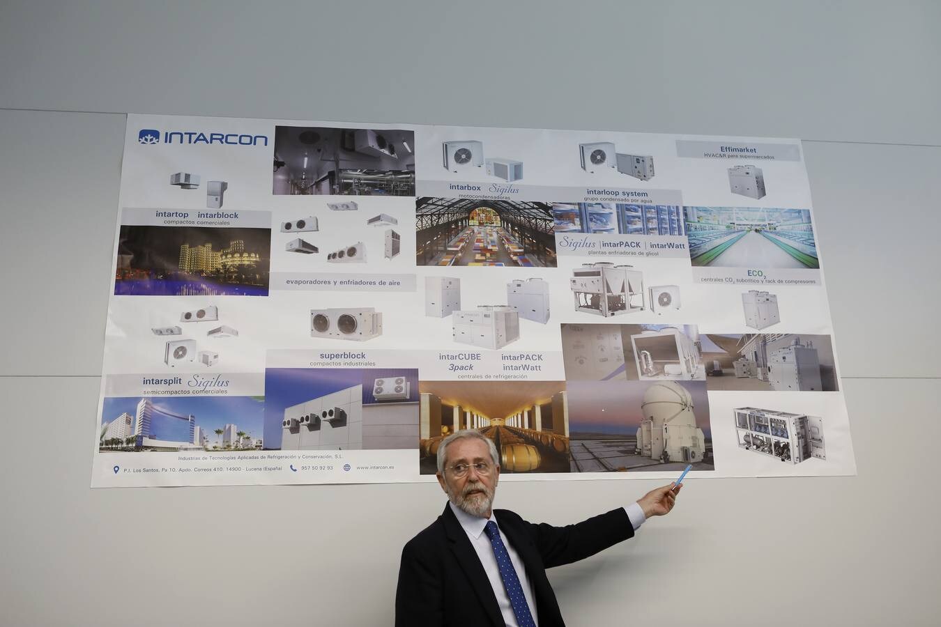 Aurelio García, presidente de Grupo Keyter, señala el equipo de climatización diseñado para el Observatorio de Atacama, en Chile, en un panel con otros desarrollos innovadores.