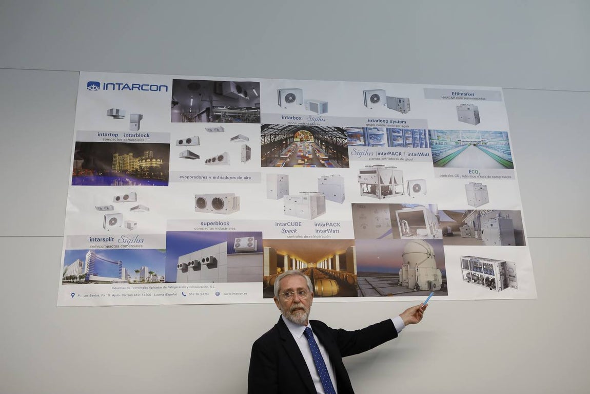 Aurelio García, presidente de Grupo Keyter, señala el equipo de climatización diseñado para el Observatorio de Atacama, en Chile, en un panel con otros desarrollos innovadores.