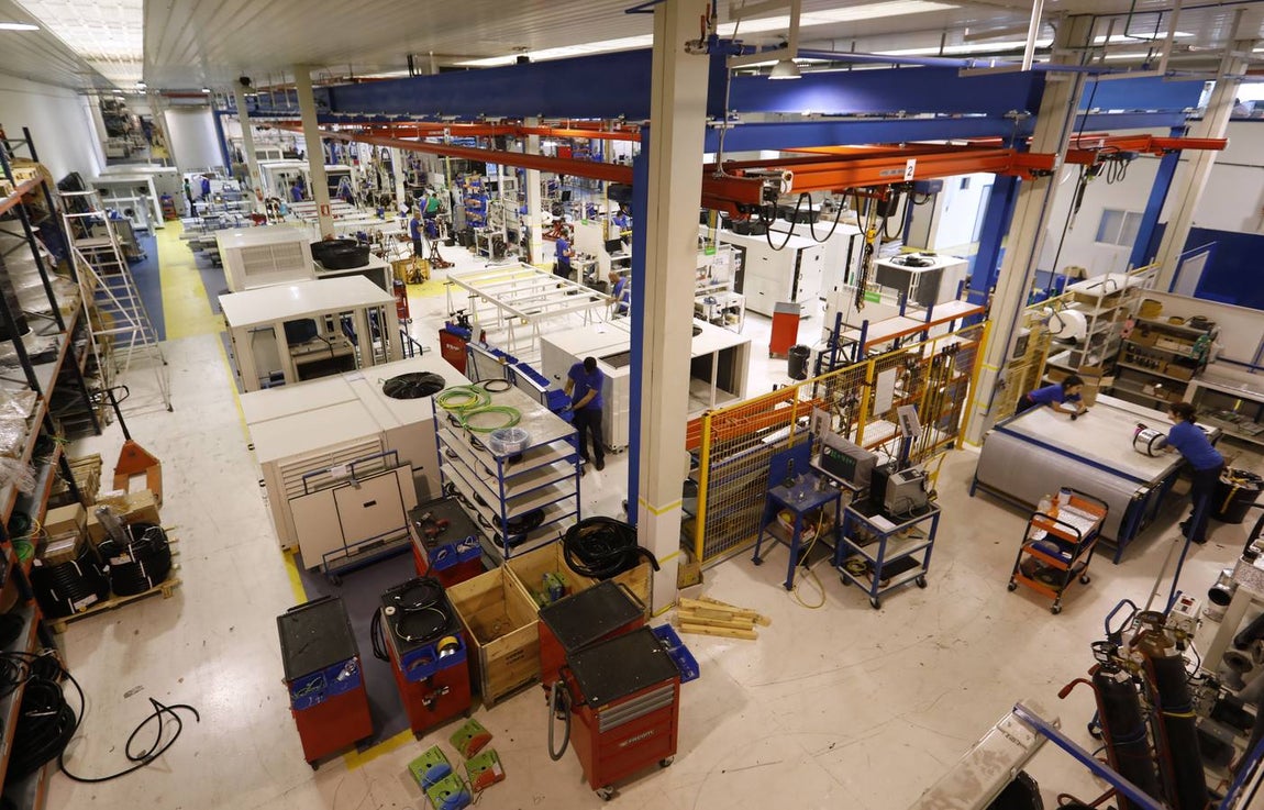 Interior de una de las 14 naves de Grupo Keyter en Lucena. En primer plano se aprecian los grandes equipos de refrigeración que fabrica la empresa