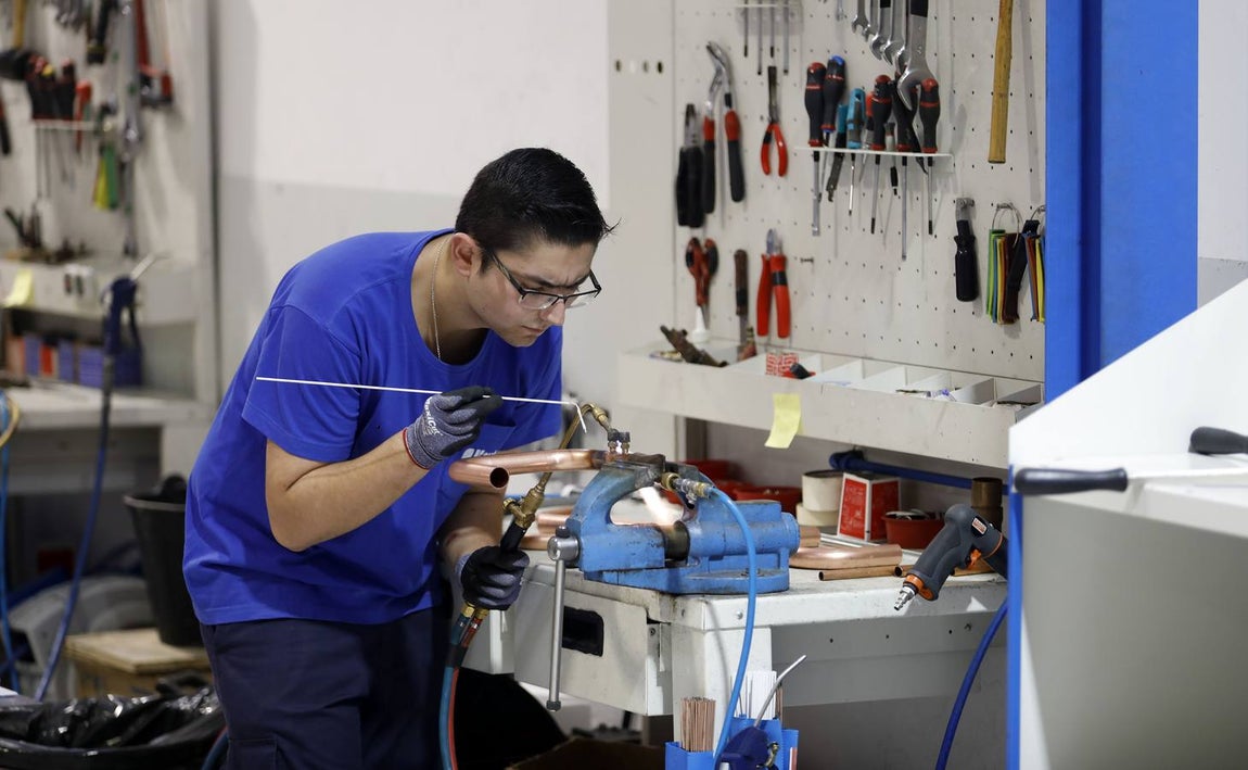 Un soldador en una empresa del Grupo Keyter.