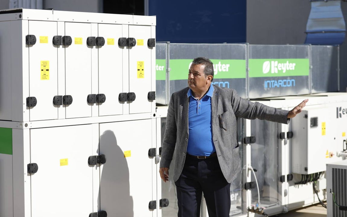 Manuel Servián, en el exterior de la sede de AFAR en Lucena