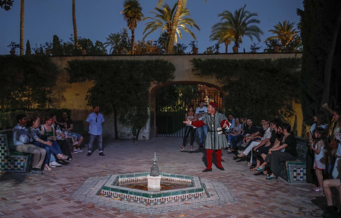 El Alcázar de Sevilla recuerda a Magallanes en sus visitas nocturnas