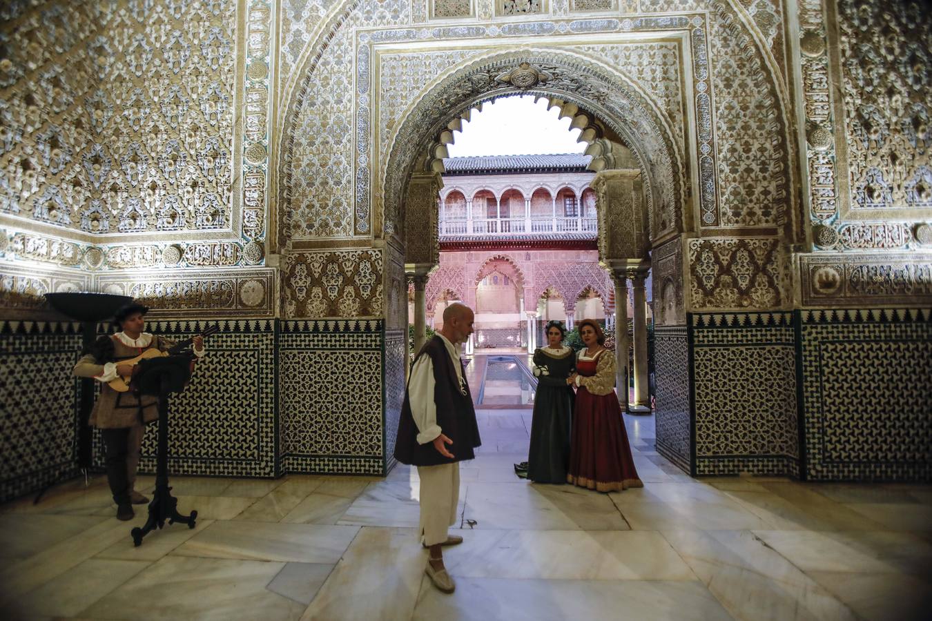 El Alcázar de Sevilla recuerda a Magallanes en sus visitas nocturnas