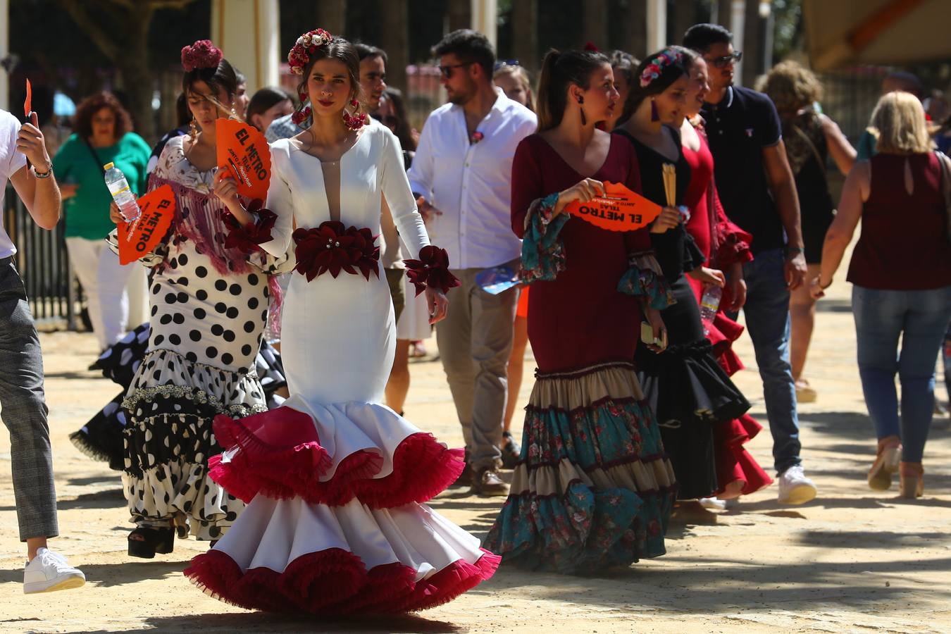 FOTOS: Las mujeres brillan en la Feria de Jerez en todo su esplendor