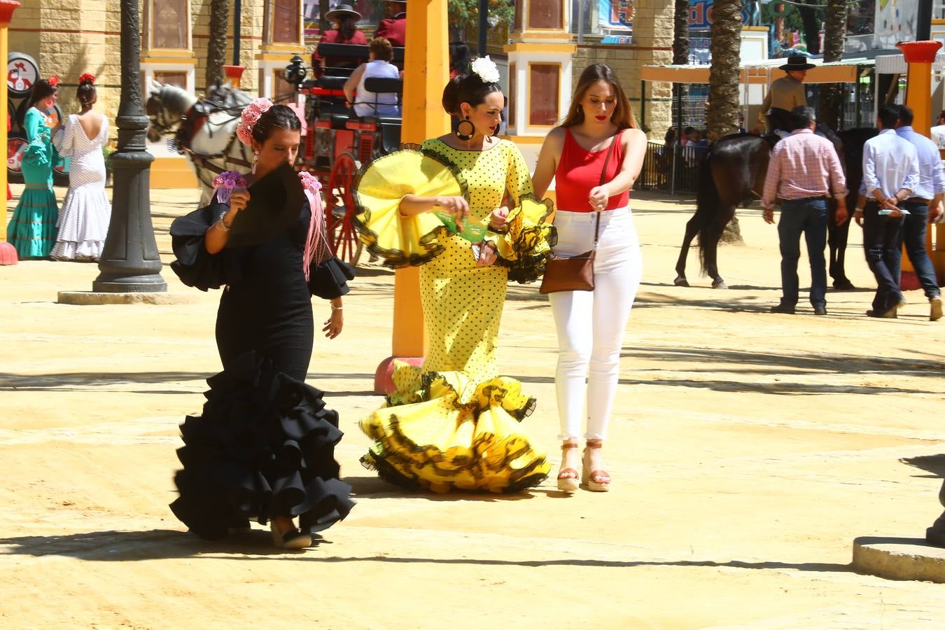 FOTOS: Las mujeres brillan en la Feria de Jerez en todo su esplendor