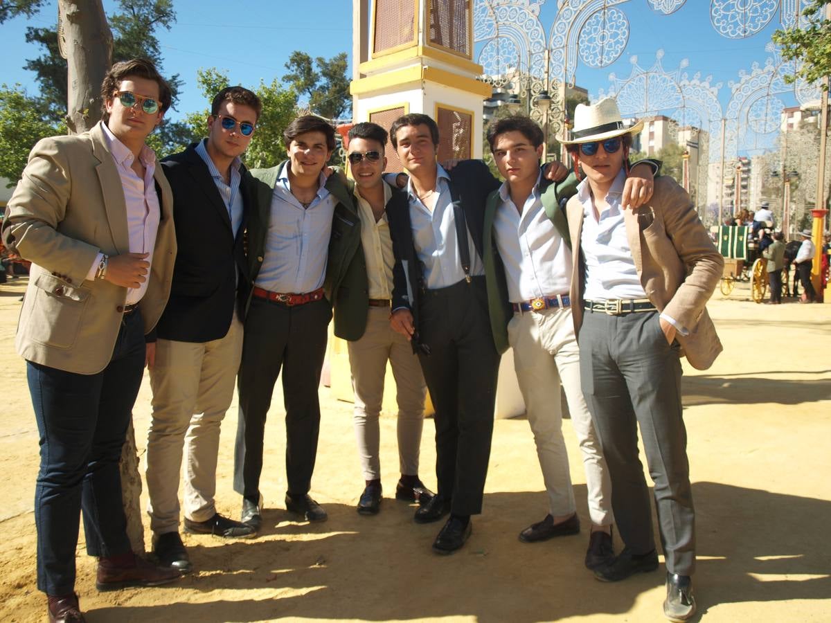 Un grupo de jóvenes y animados jerezanos en el real de la feria