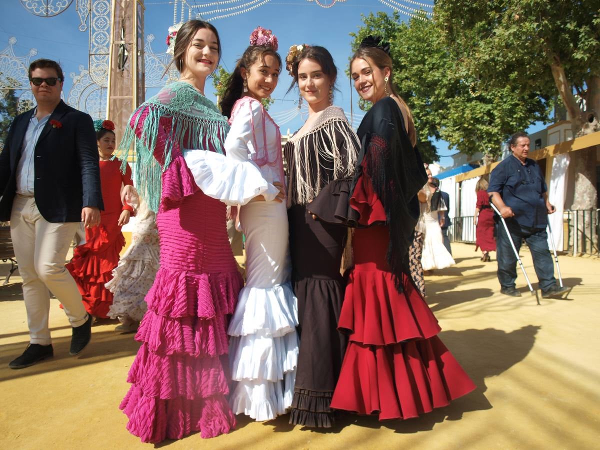 Chicas jerezanas de paseo por el real