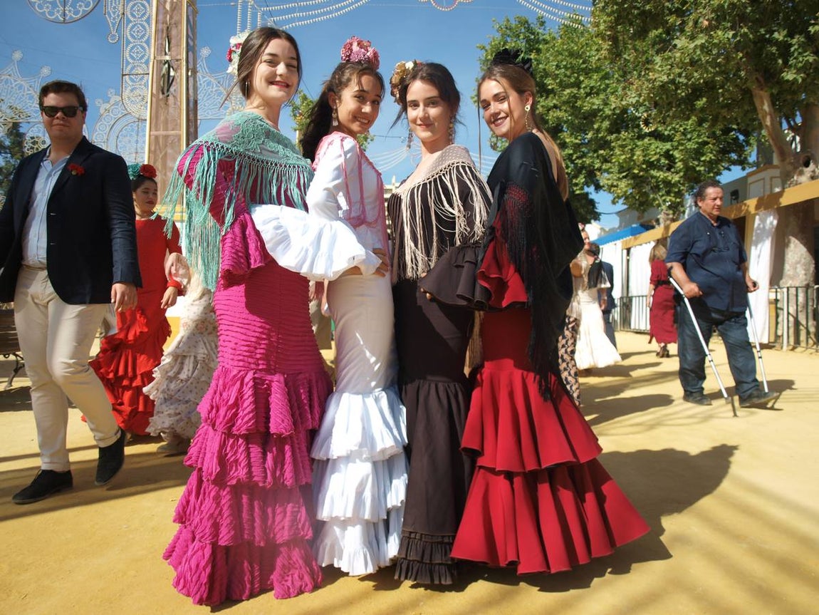 Chicas jerezanas de paseo por el real