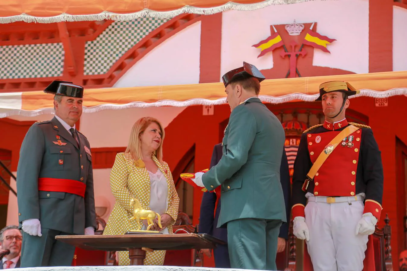 El Escuadrón de Caballería de la Guardia Civil recibe el Caballo de Oro