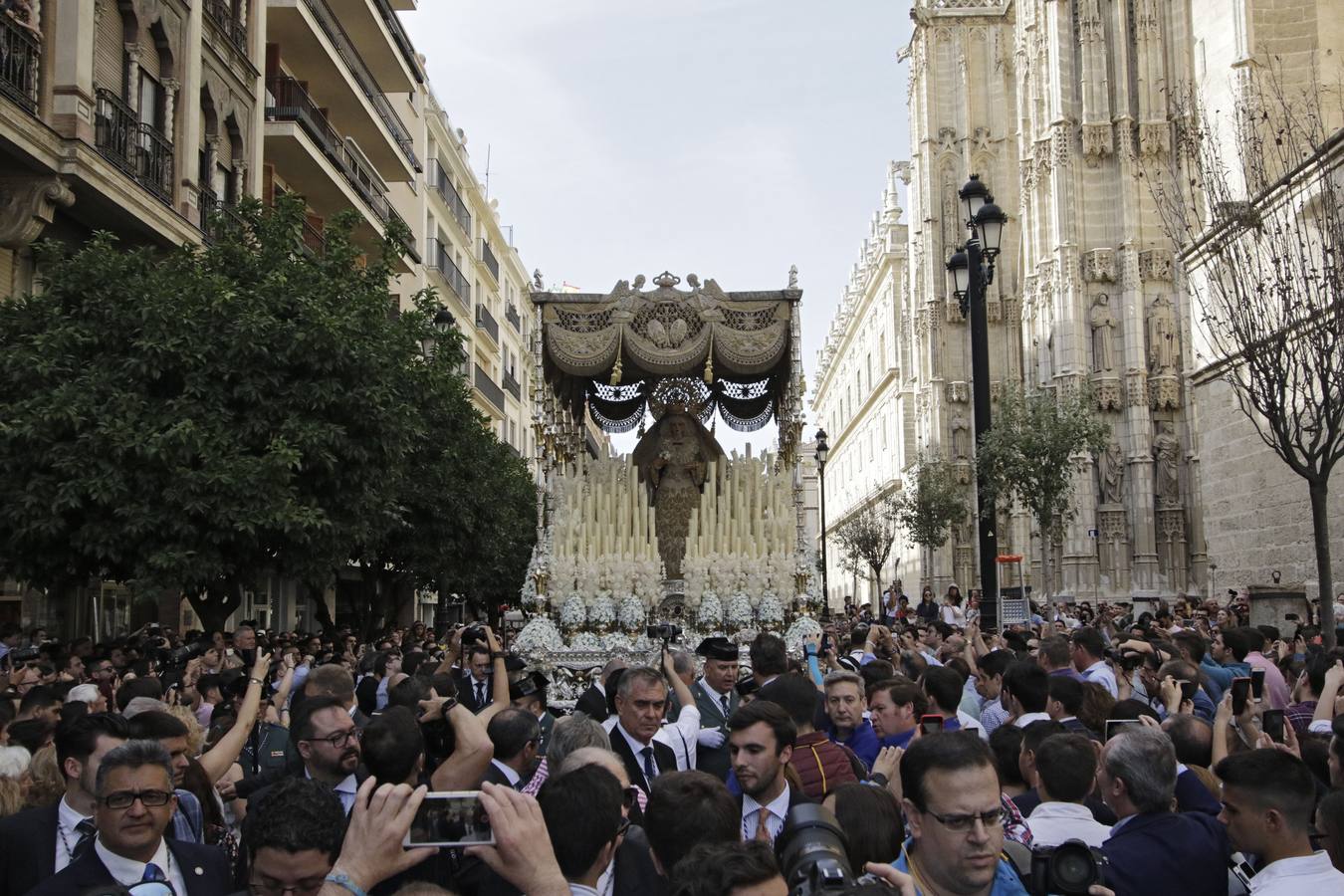 En imágenes, el regreso triunfal a su capilla de la Virgen de los Ángeles