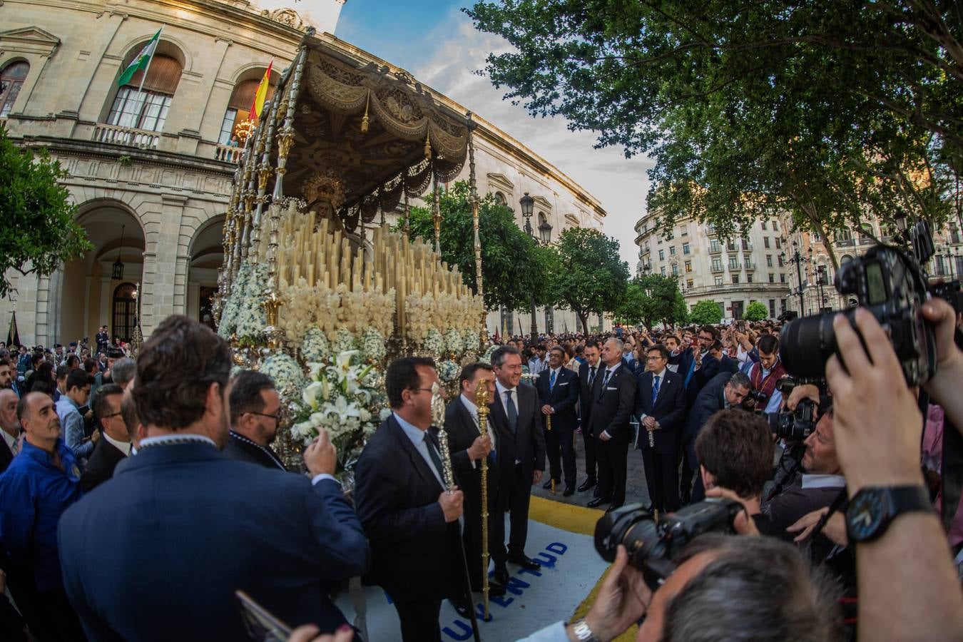 En imágenes, el regreso triunfal a su capilla de la Virgen de los Ángeles