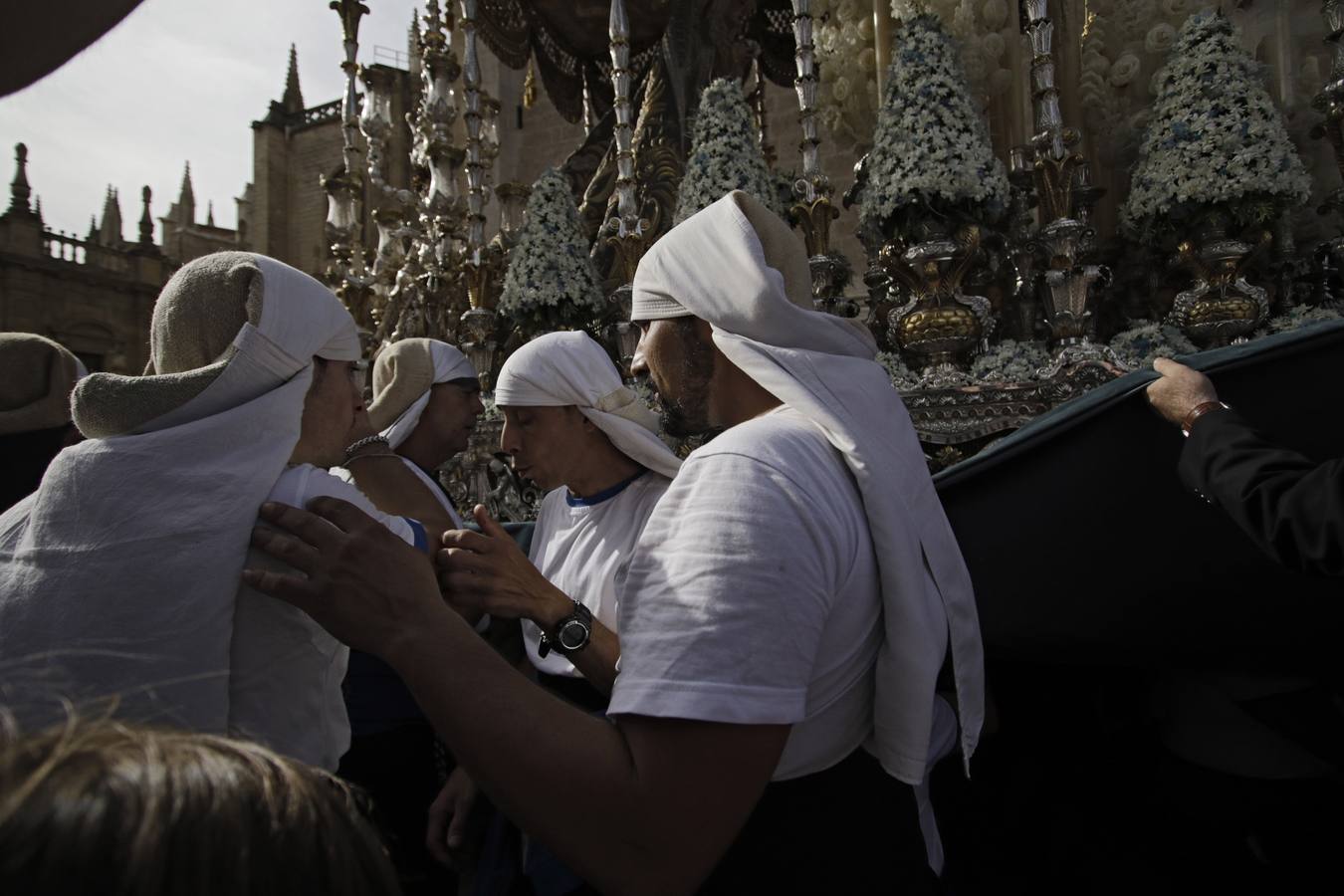 En imágenes, el regreso triunfal a su capilla de la Virgen de los Ángeles