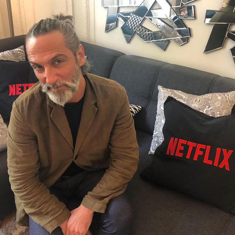 Ernesto Alterio. Uno de los grandes errores de quienes deciden teñir sus canas es el hecho de cubrir solo las de la cabeza y olvidarse de las que aparecen en la zona de la barba, las cejas o el bigote. Ernesto Alterio lo sabe y por eso luce con orgullo las suyas.