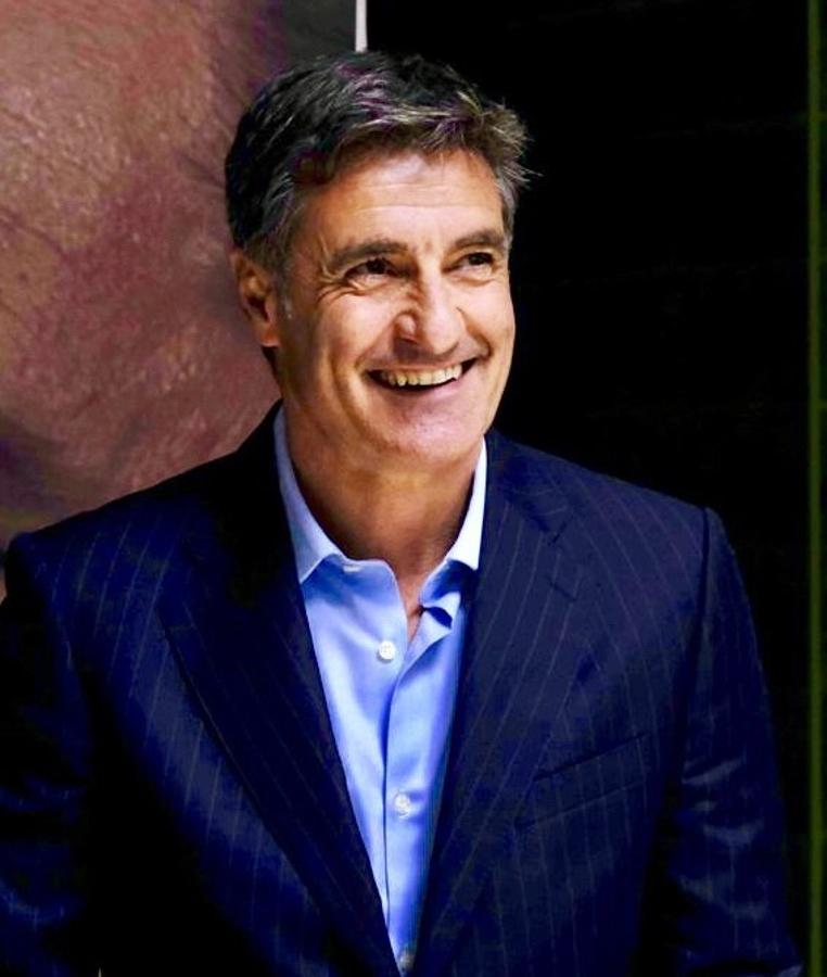 Michel. En el mundo del fútbol pocos son los que se atreven a dejar su pelo sin teñir pero el entrenador y ex jugador se sale de la norma. Su melena oscura pasó hace tiempo a ser gris y el cambio no hizo más que sumar puntos a su atractivo. Un claro ejemplo de que el tinte no tiene por qué ser obligatorio.