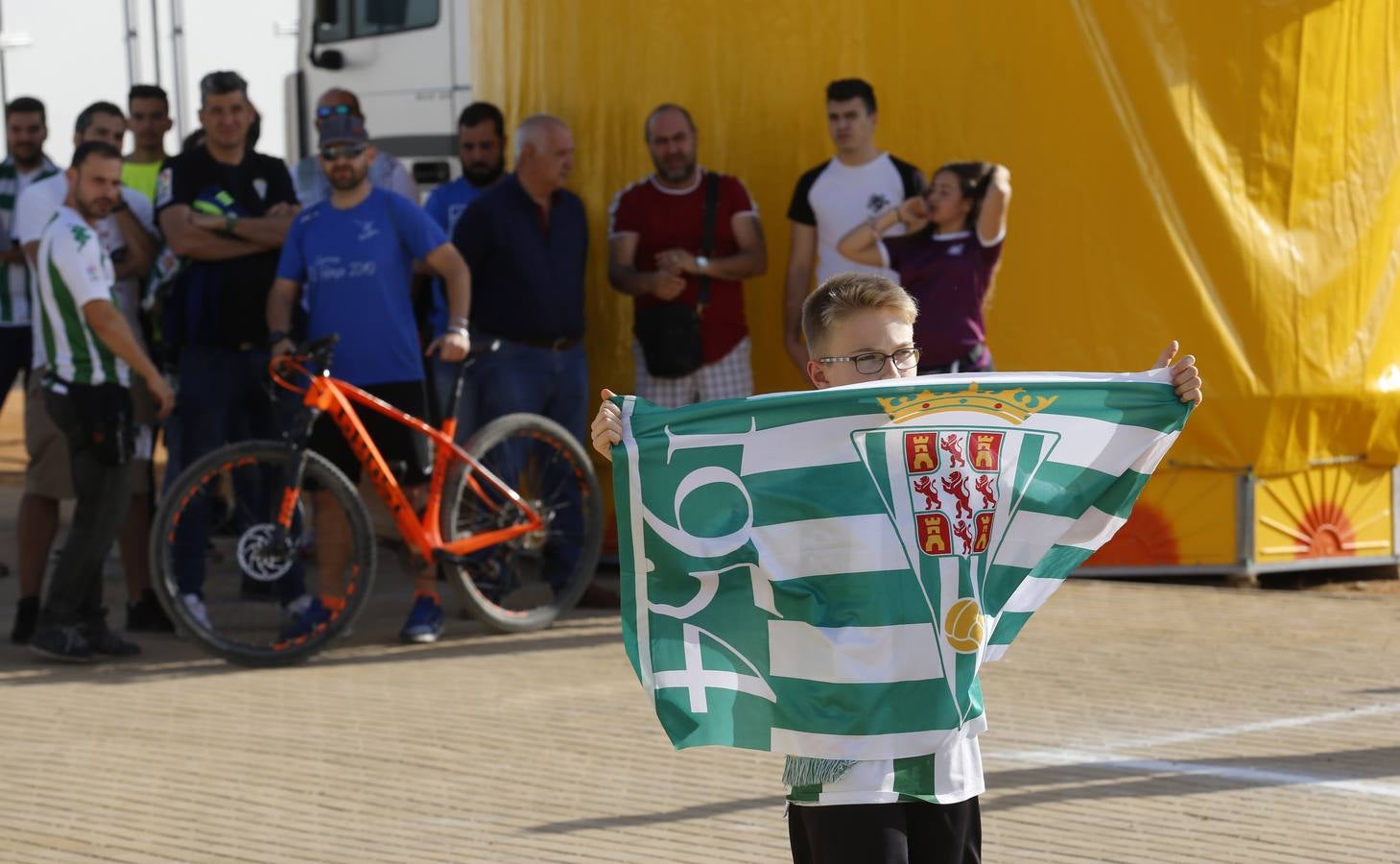 La caliente protesta y la gélida grada del Córdoba CF, en imágenes