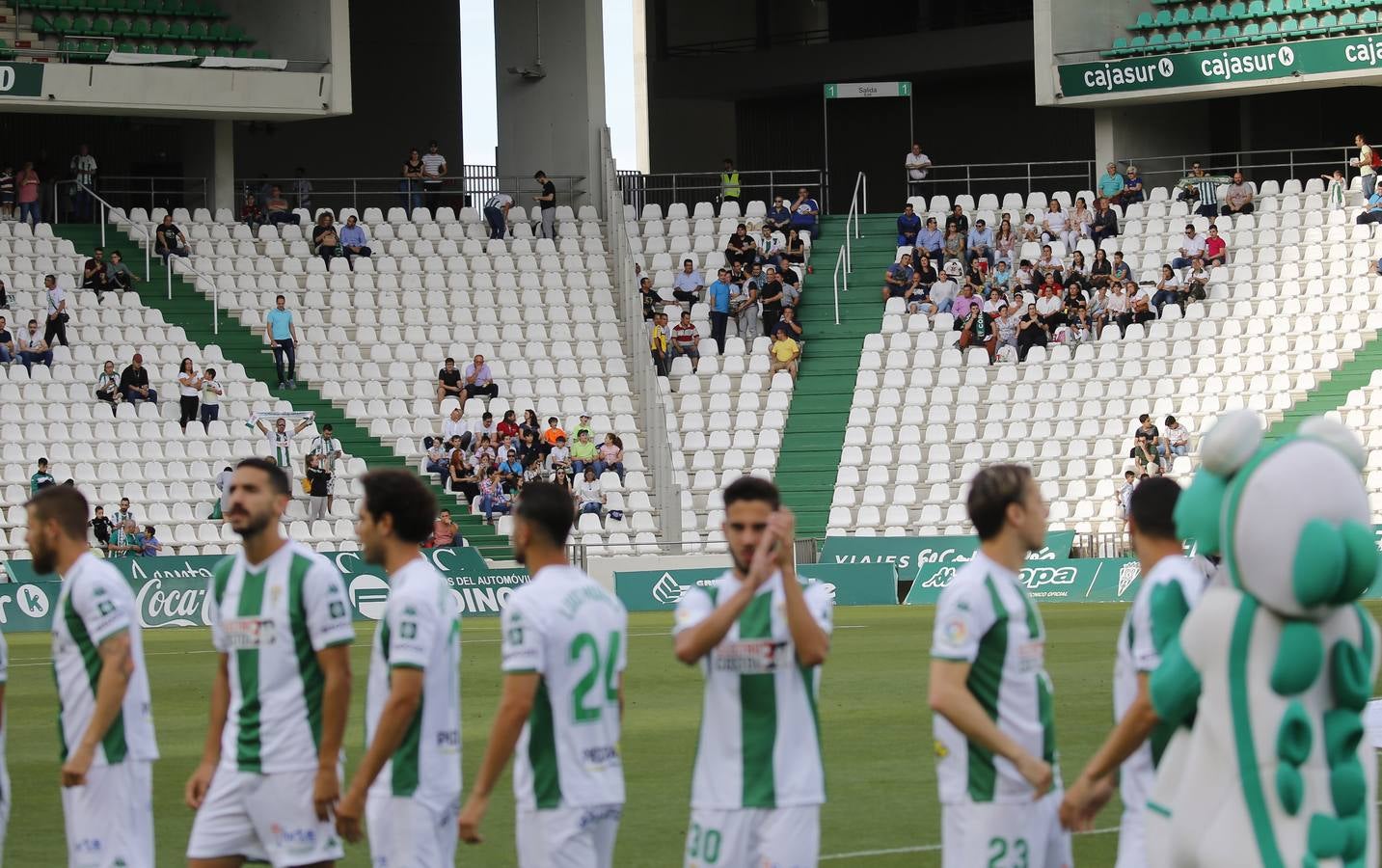 La caliente protesta y la gélida grada del Córdoba CF, en imágenes