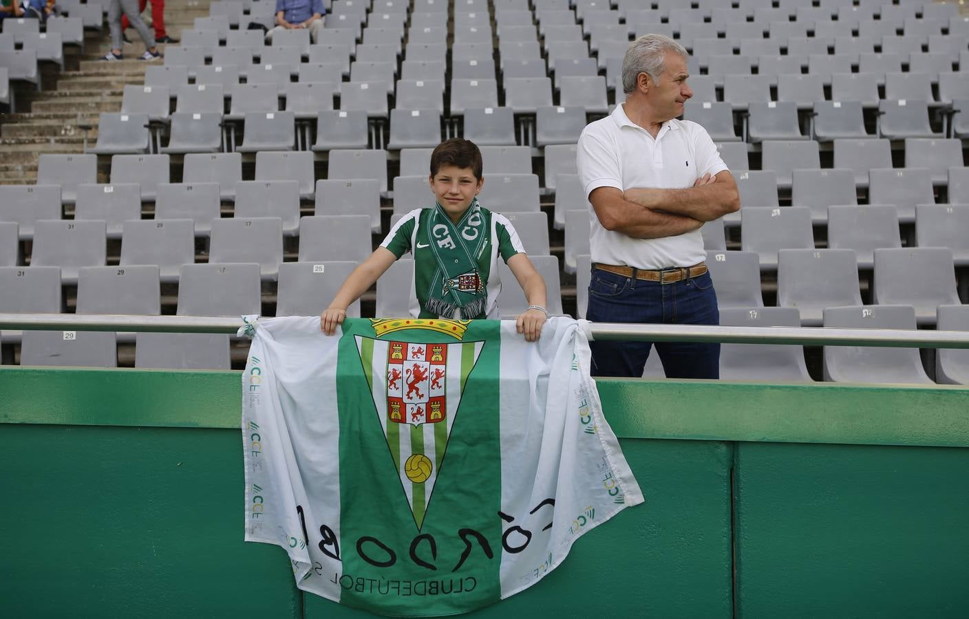 La caliente protesta y la gélida grada del Córdoba CF, en imágenes