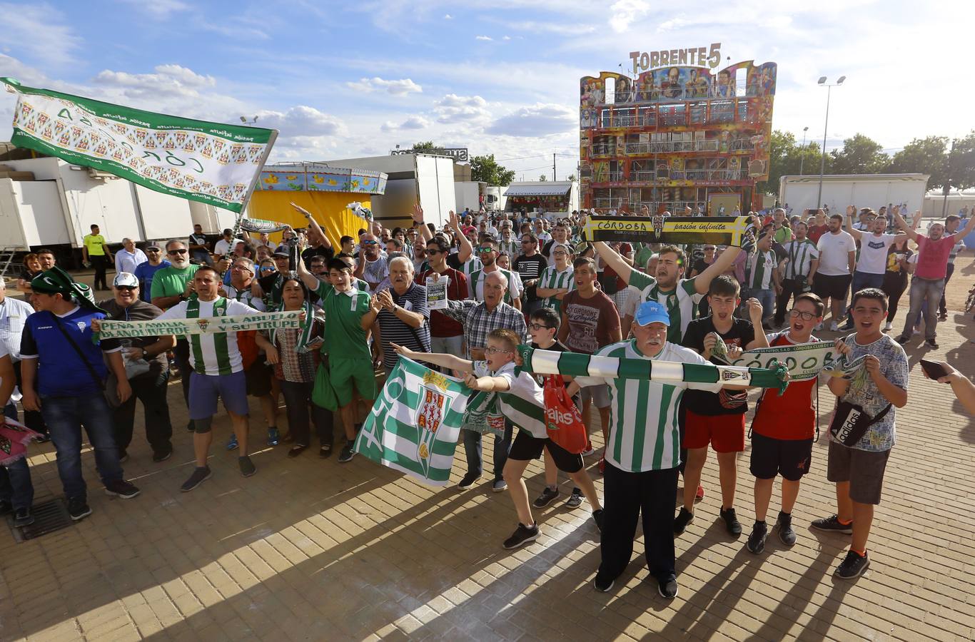 La caliente protesta y la gélida grada del Córdoba CF, en imágenes