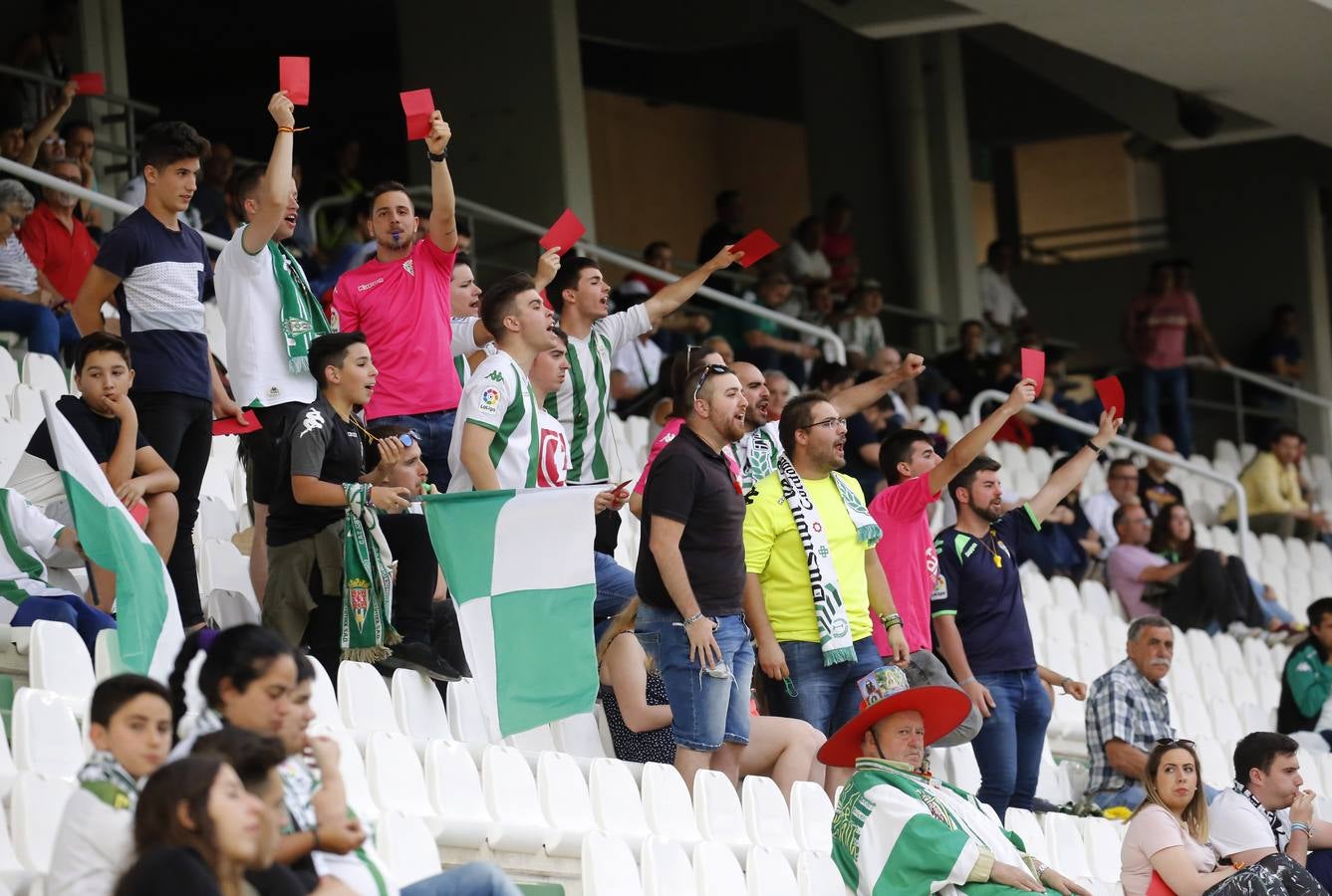 La caliente protesta y la gélida grada del Córdoba CF, en imágenes