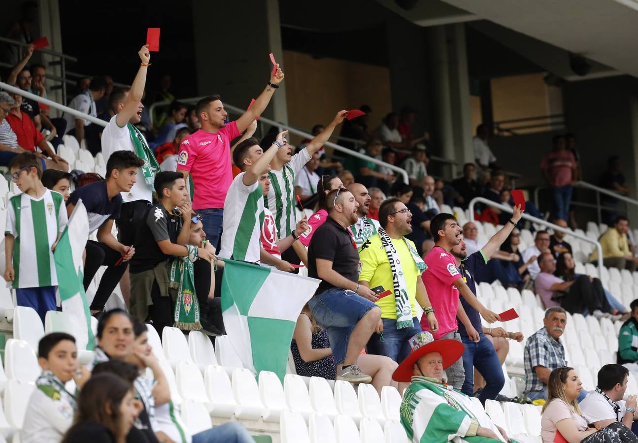 La caliente protesta y la gélida grada del Córdoba CF, en imágenes