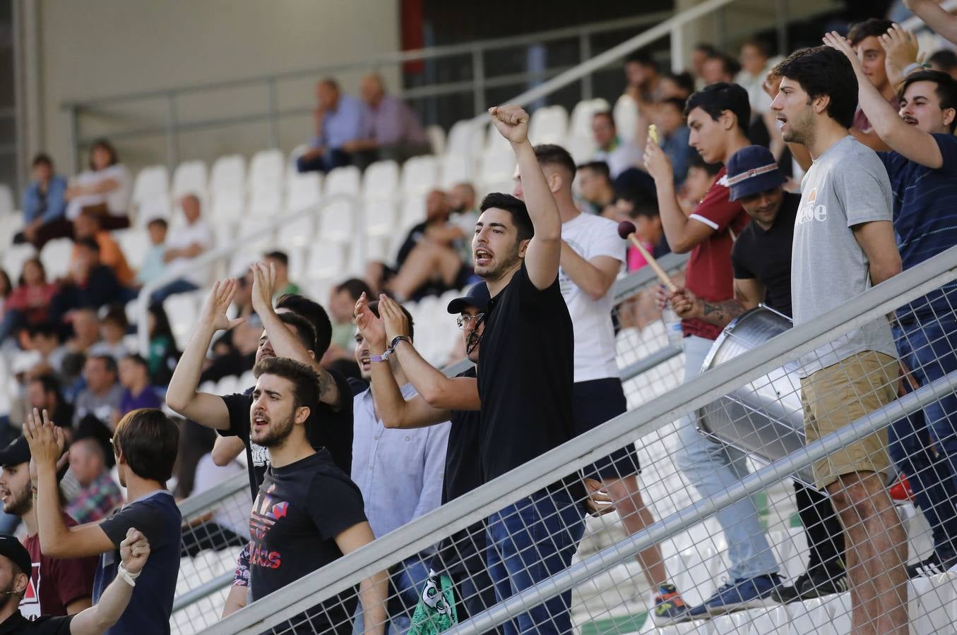 La caliente protesta y la gélida grada del Córdoba CF, en imágenes