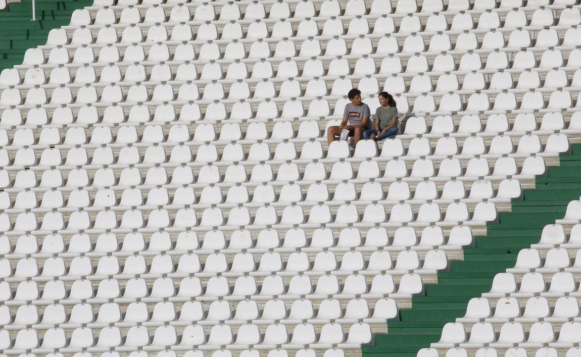 La caliente protesta y la gélida grada del Córdoba CF, en imágenes