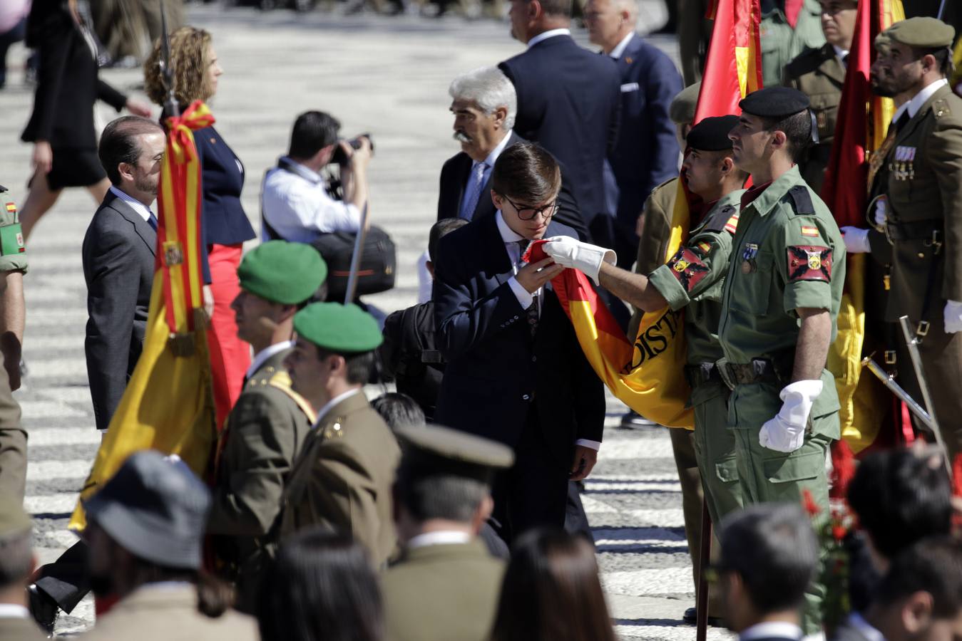 En imágenes, la Jura de Bandera civil en la Plaza de España