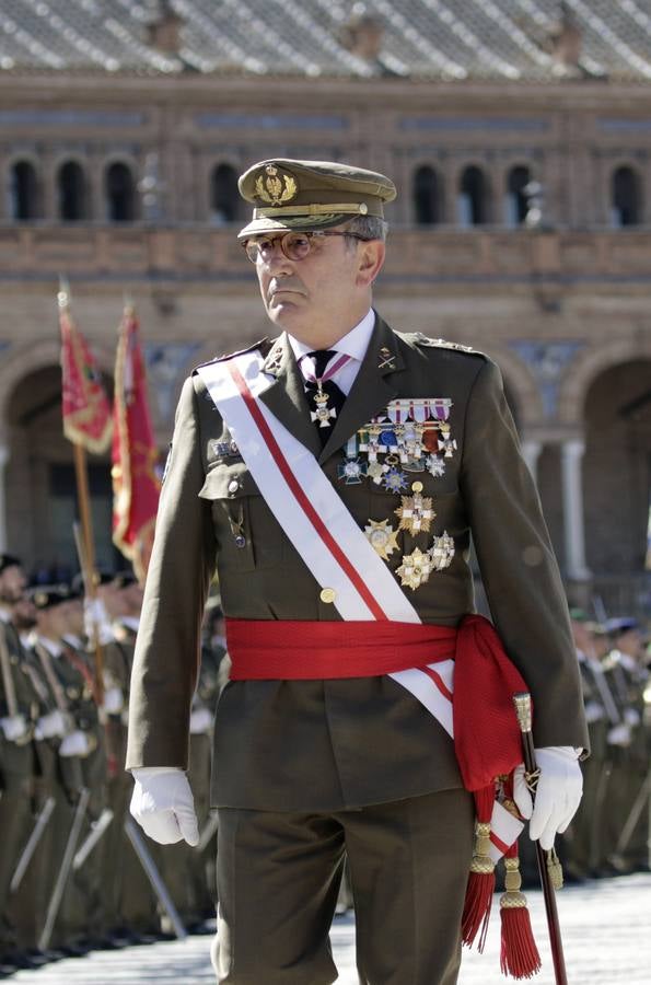 En imágenes, la Jura de Bandera civil en la Plaza de España