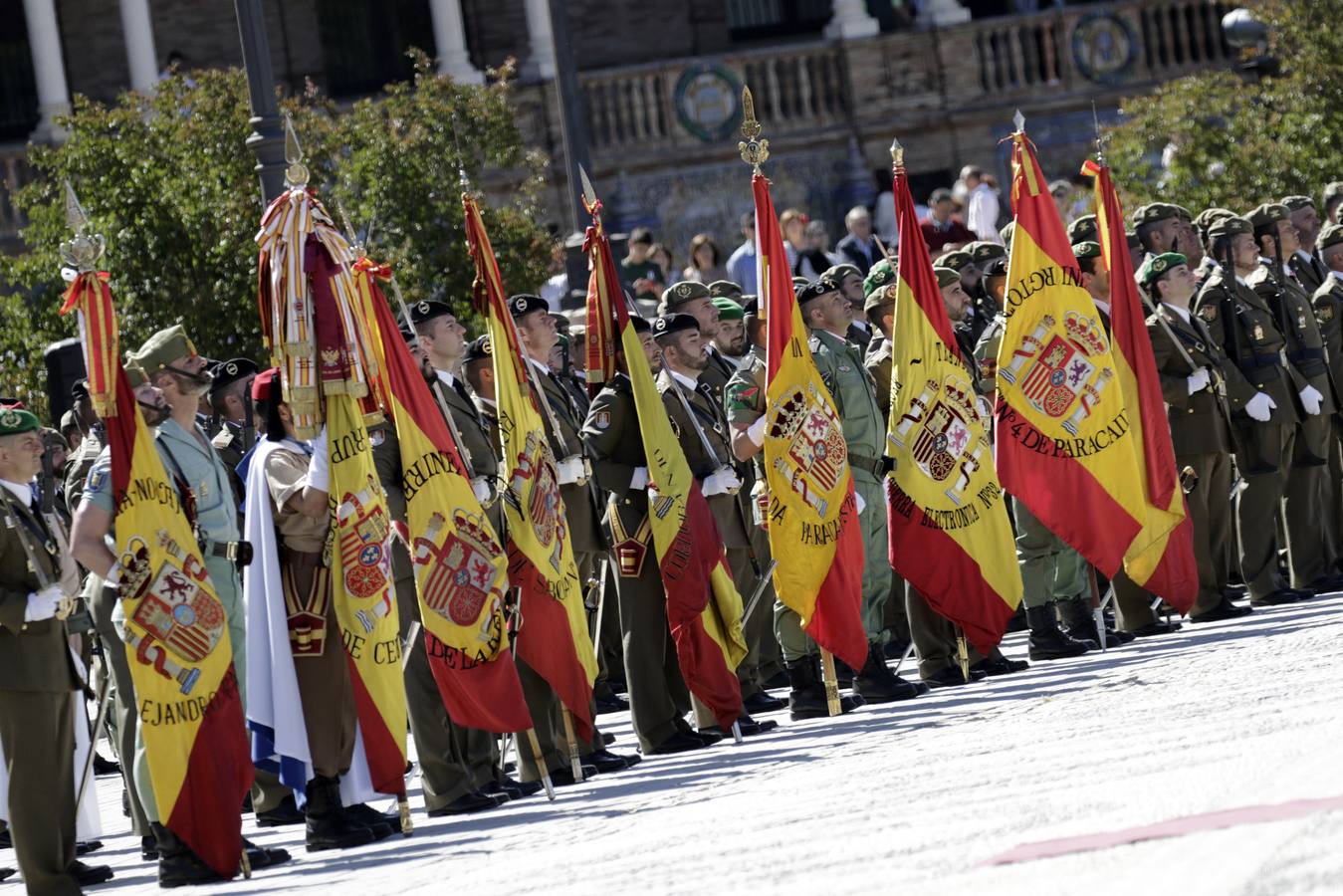 En imágenes, la Jura de Bandera civil en la Plaza de España