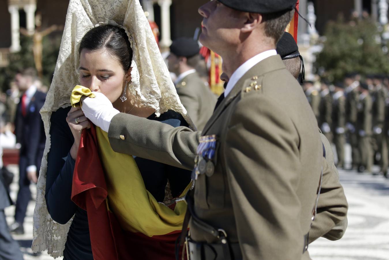 En imágenes, la Jura de Bandera civil en la Plaza de España