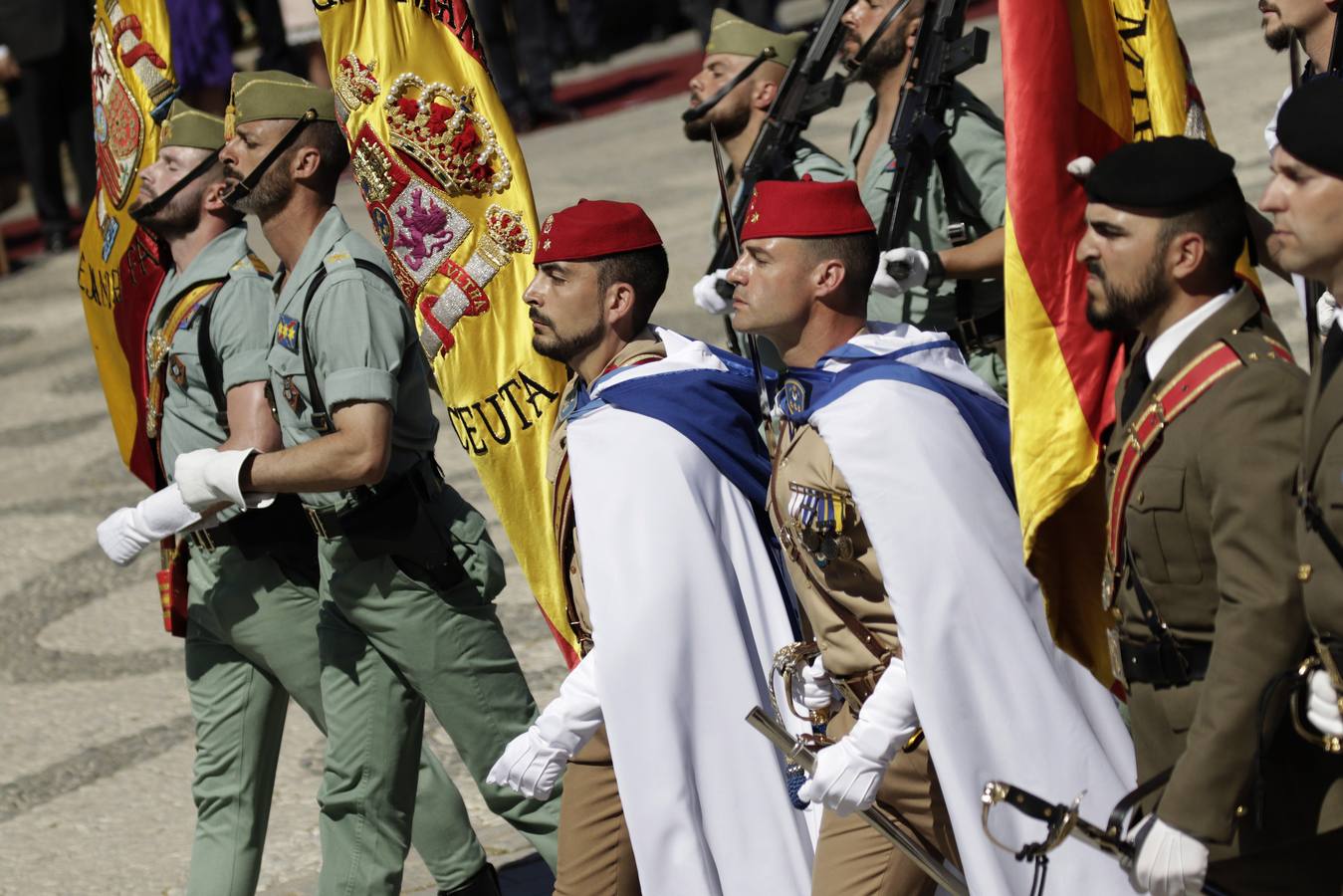 En imágenes, la Jura de Bandera civil en la Plaza de España