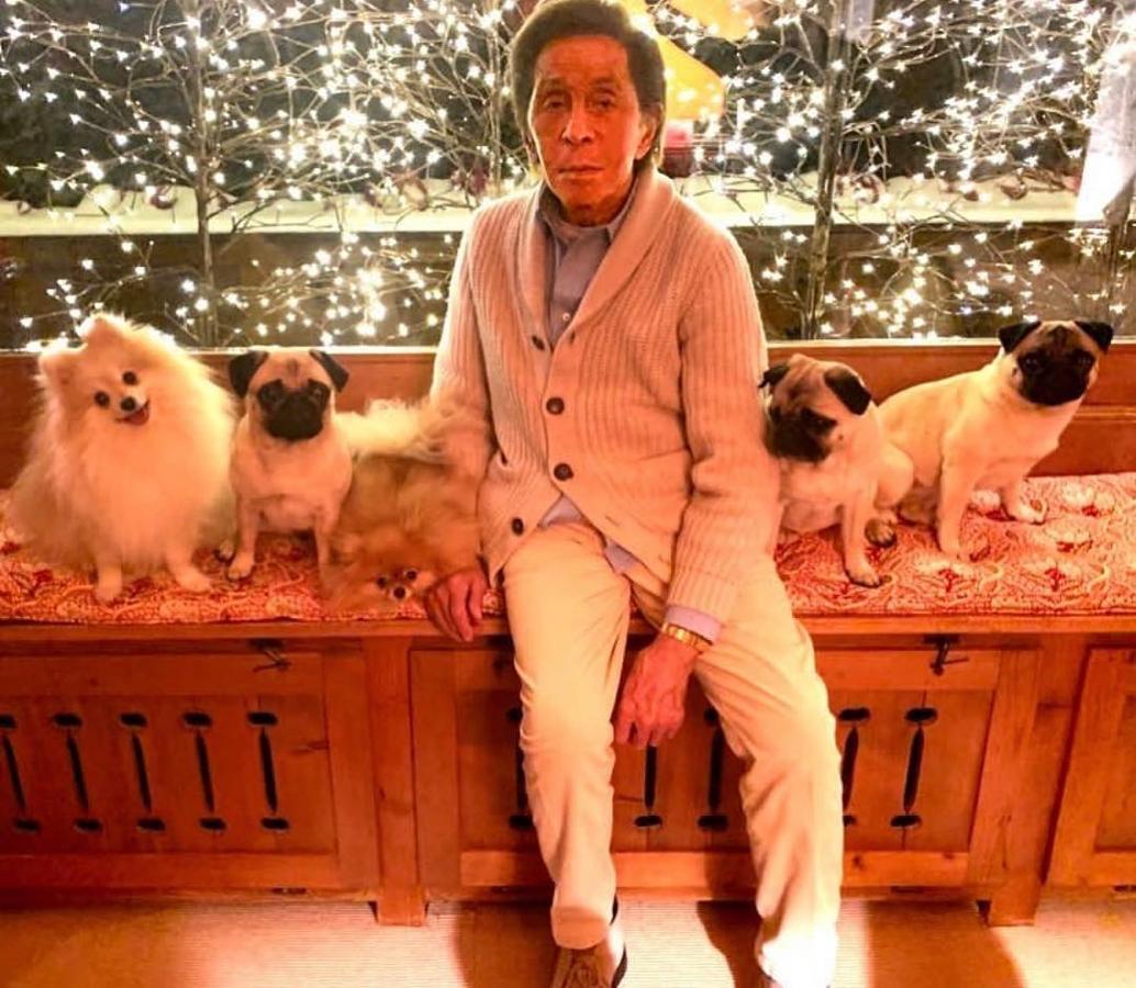 Valentino Garabani. El paso del tiempo y el diseñador de moda parece que no se llevan demasiado bien. Valentino no solo se ha sometido a múltiples operaciones estéticas para acabar con las arrugas o pasa por sesiones de rayos uva para presumir de un tono más moreno de piel, sino que también hace tiempo decidió que el tinte oscuro sería su mejor amigo para acabar con las canas.