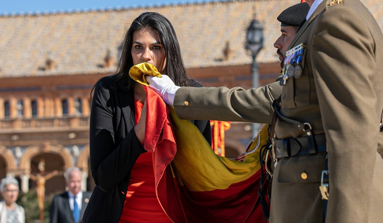 En imágenes, la Jura de Bandera civil en la Plaza de España