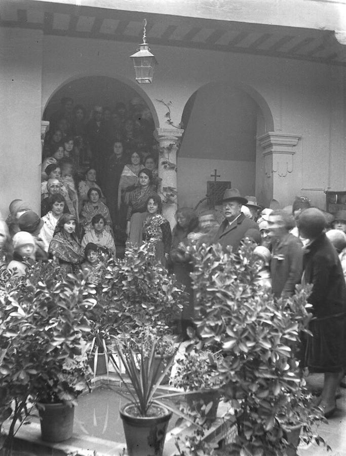 Asistentes en la jornada inaugural de la Casa del Maestro el 25 de marzo de 1928. Foto de Pedro Román. Archivo Histórico Provincial de Toledo. Fondo Rodríguez. 
