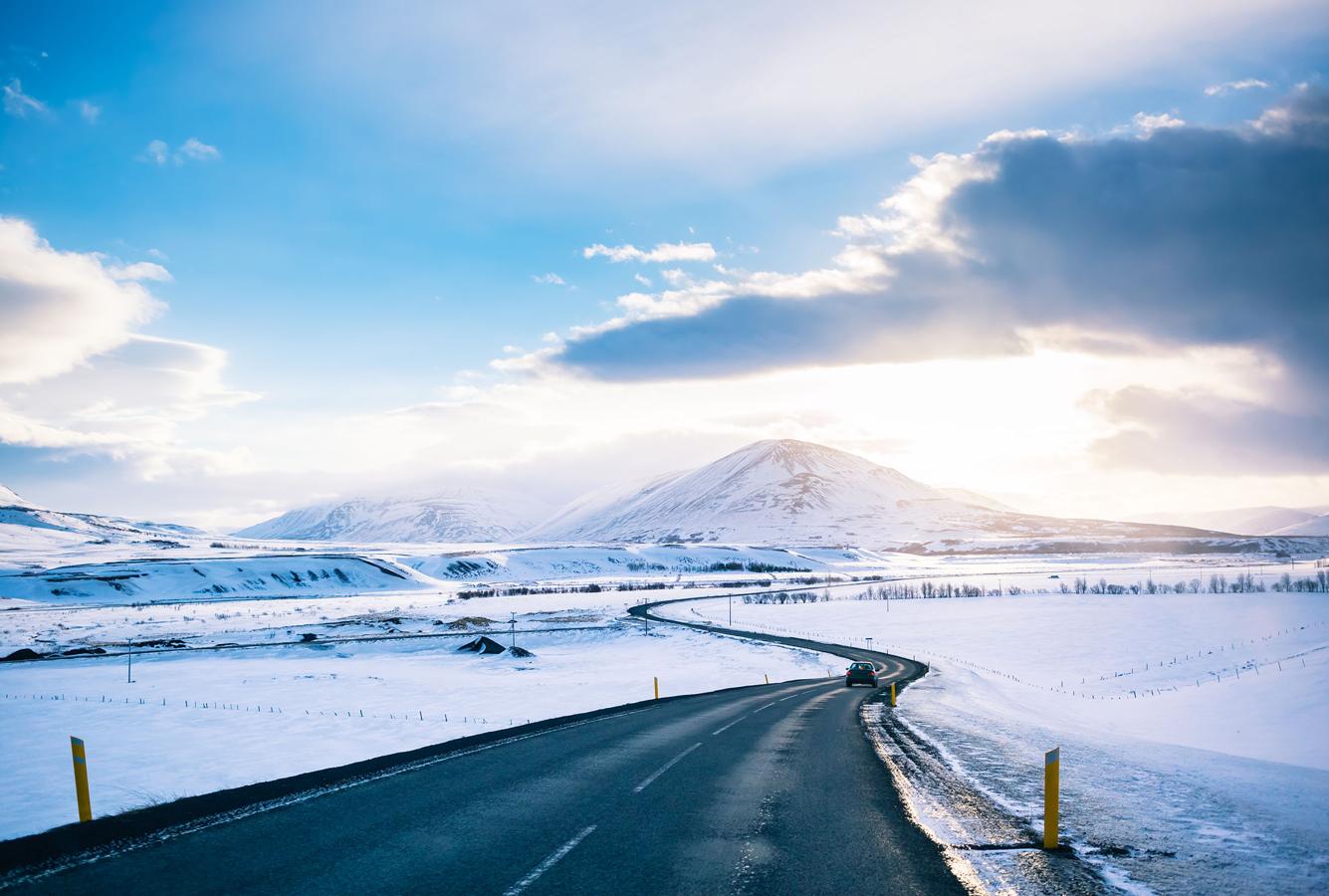 La ruta ártica de Islandia (Arctic Coast Way). Cautiva a sus visitantes “con las maravillas naturales que dan justa fama al país –cascadas atronadoras, glaciares colosales, fumarolas humeantes– y un sinfín de posibilidades para disfrutar de los deportes de nieve, la observación de fauna y las aventuras en plena naturaleza” y “es lo mejor de Islandia sin las multitudes”.