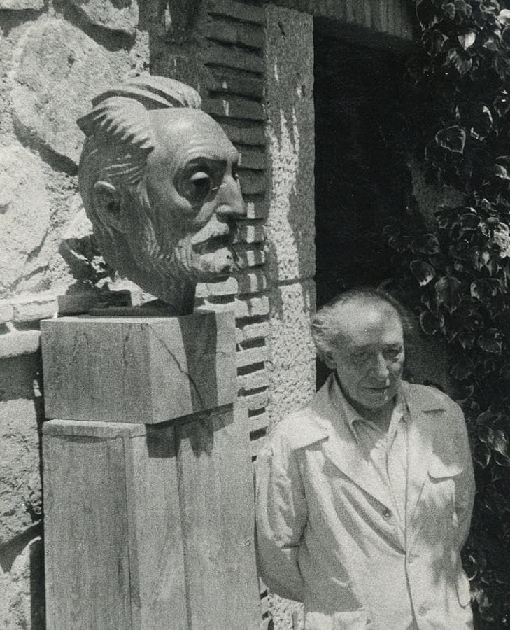 El escultor Victorio Macho (1887-1966) uno de los alojados en la Casa del Maestro en los años cincuenta. Foto Rodriguez. Archivo Municipal de Toledo. Col. Mariano Martínez Herranz. 