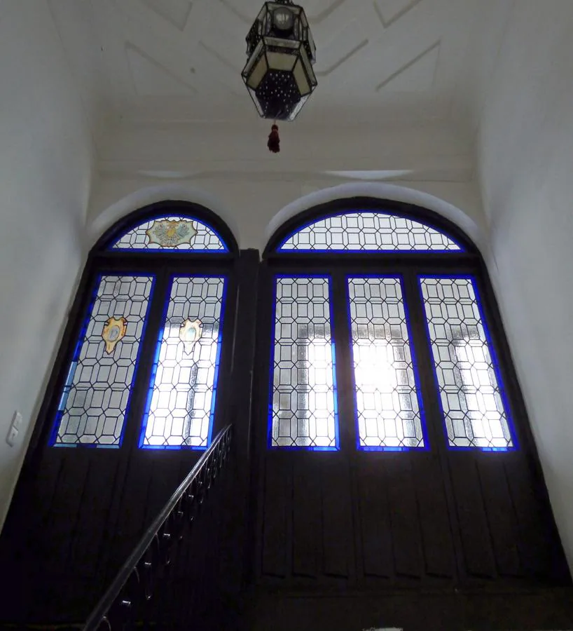 Detalle de una puerta con artísticos vidrios emplomados. Foto RAFAEL DEL CERRO. 
