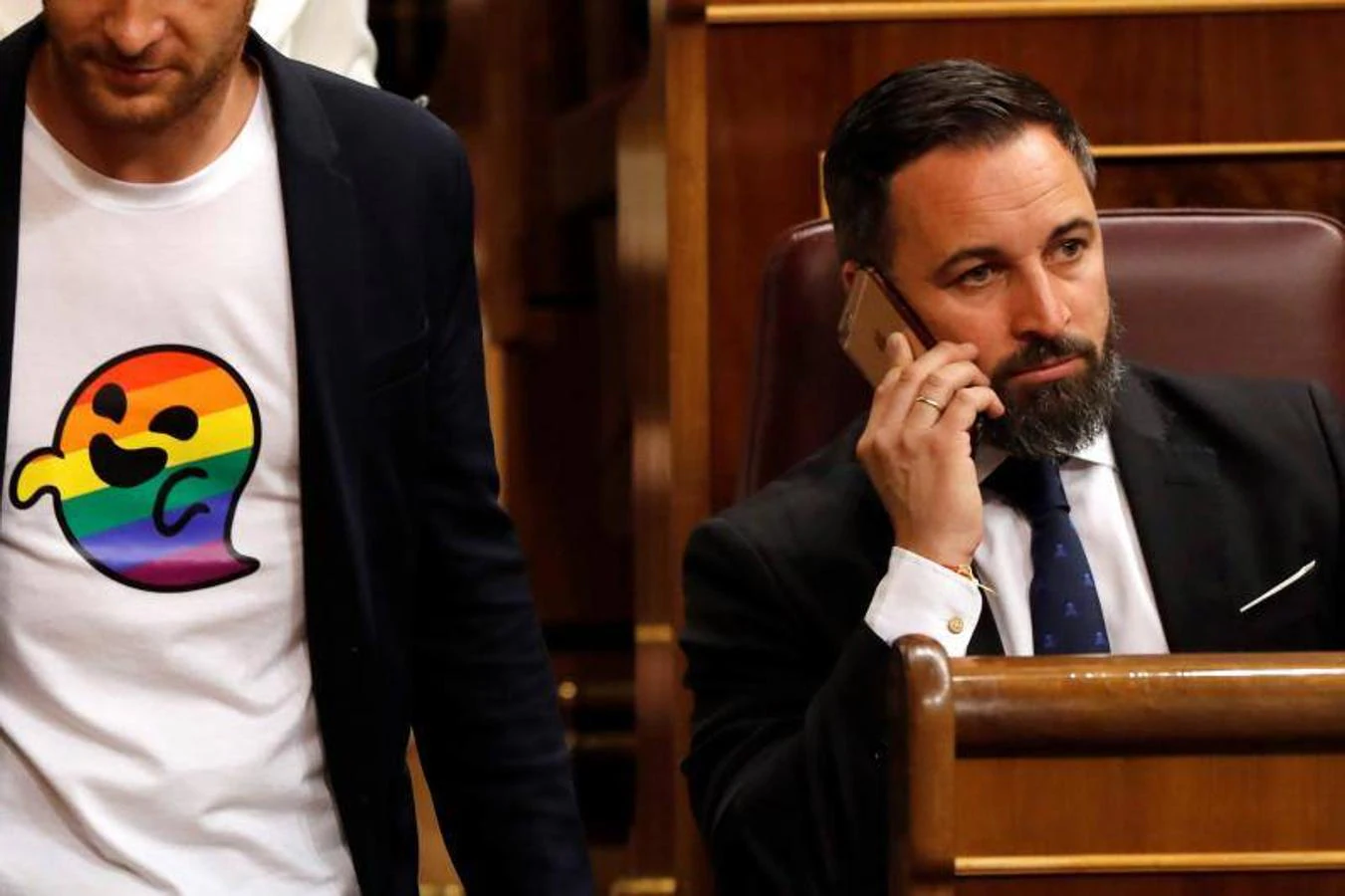 El diputado del PSC, Arnau Ramírez, pasa al lado de Abascal con una camiseta de «gaysper». 