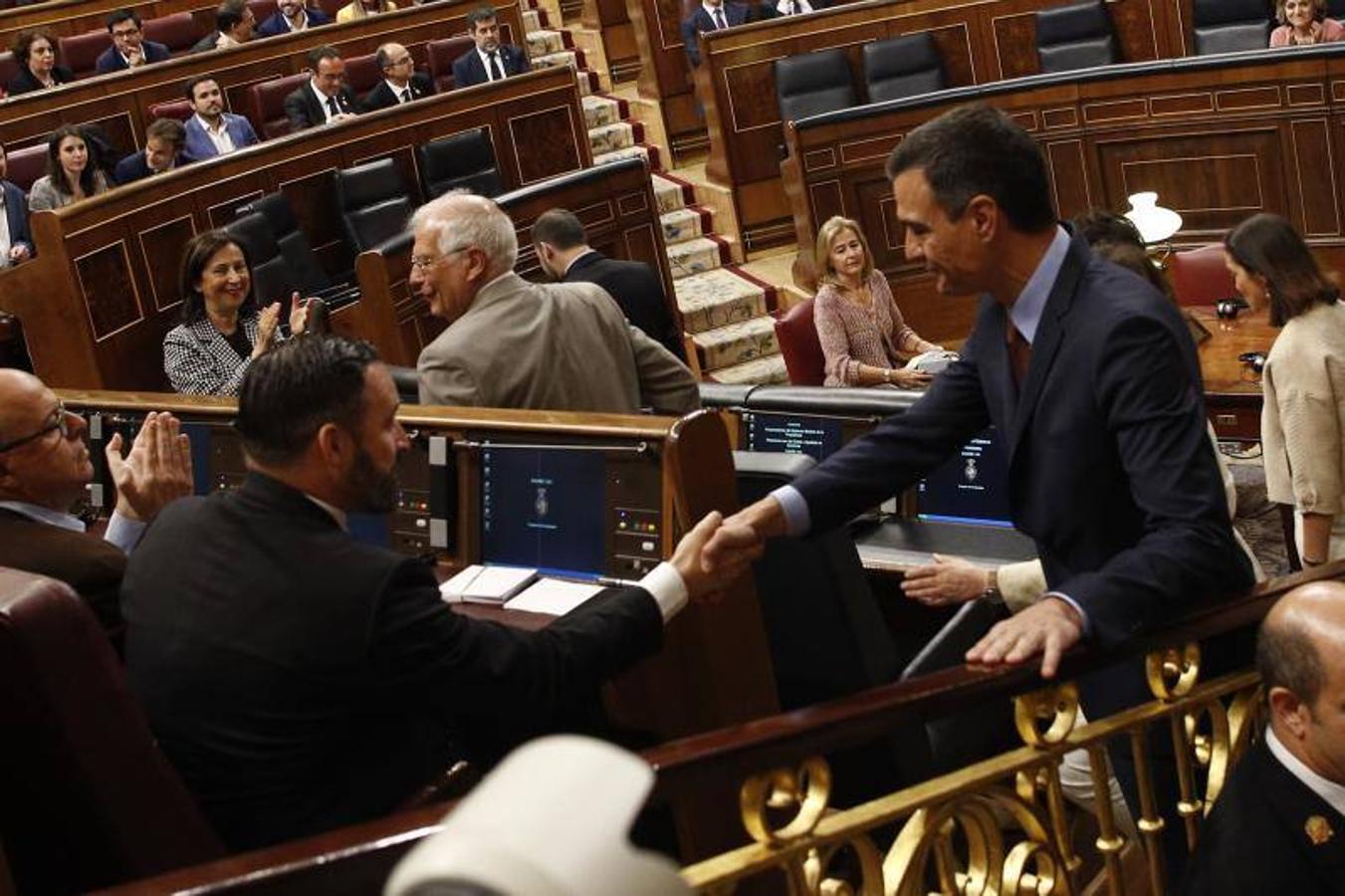 Pedro Sánchez saluda a Santiago Abascal, que ocupa un escaño en la bancada socialista. 