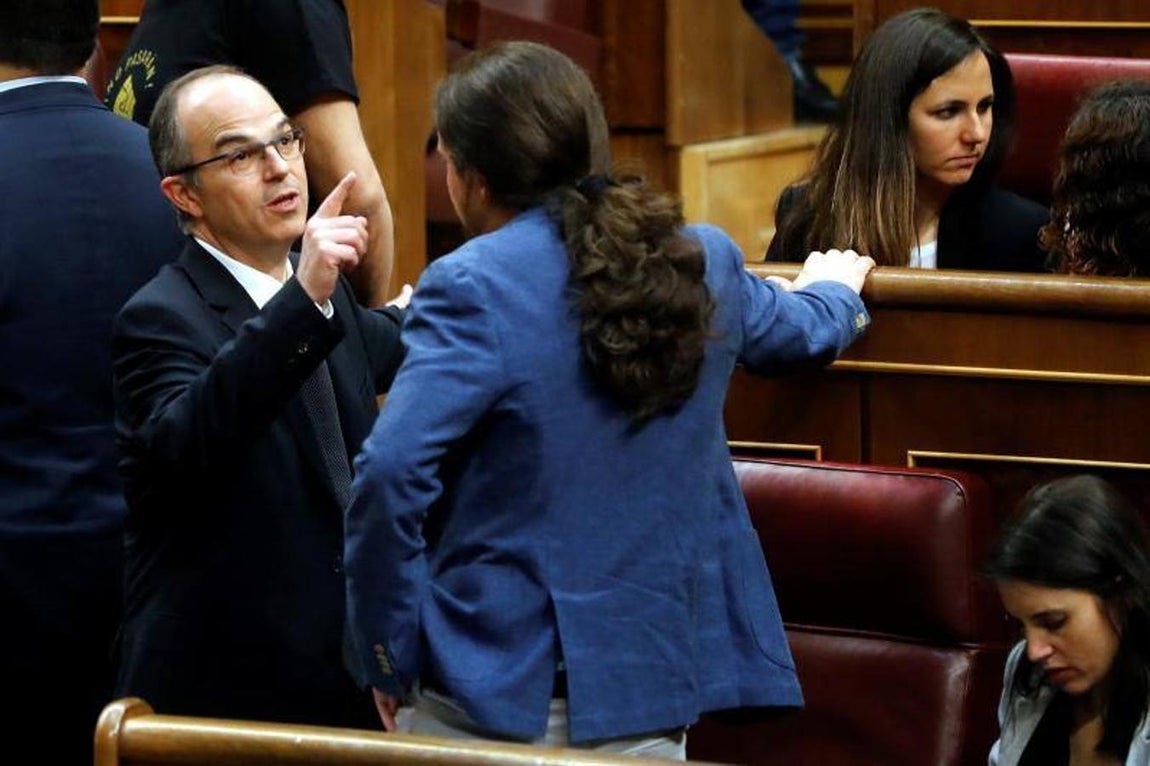 Pablo Iglesias habla con el preso Jordi Turull. 