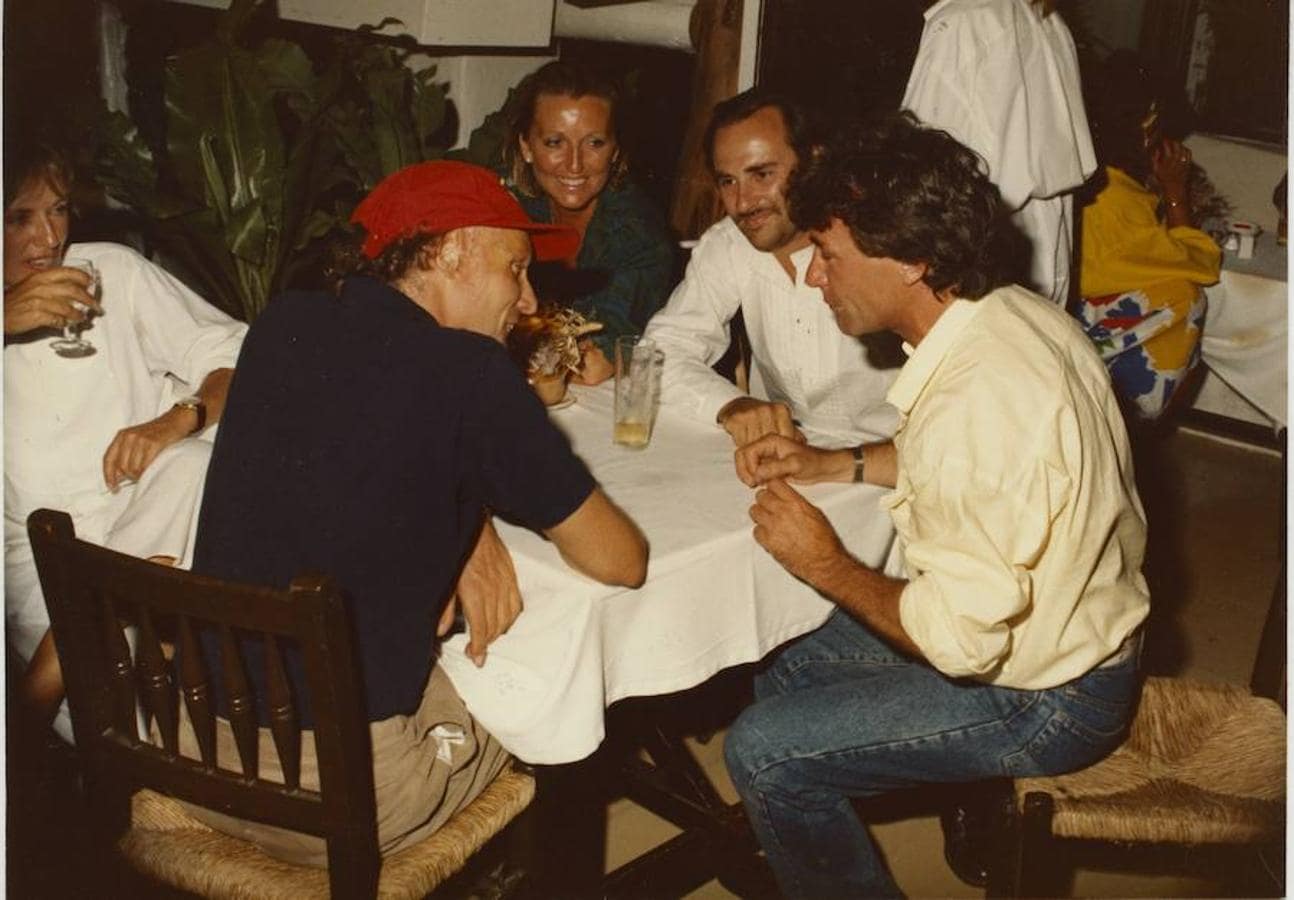 El carisma de Niki Lauda traspasaba a otros deportes. En imagen, se puede ver al austríaco charlando con Ángel Nieto.. 