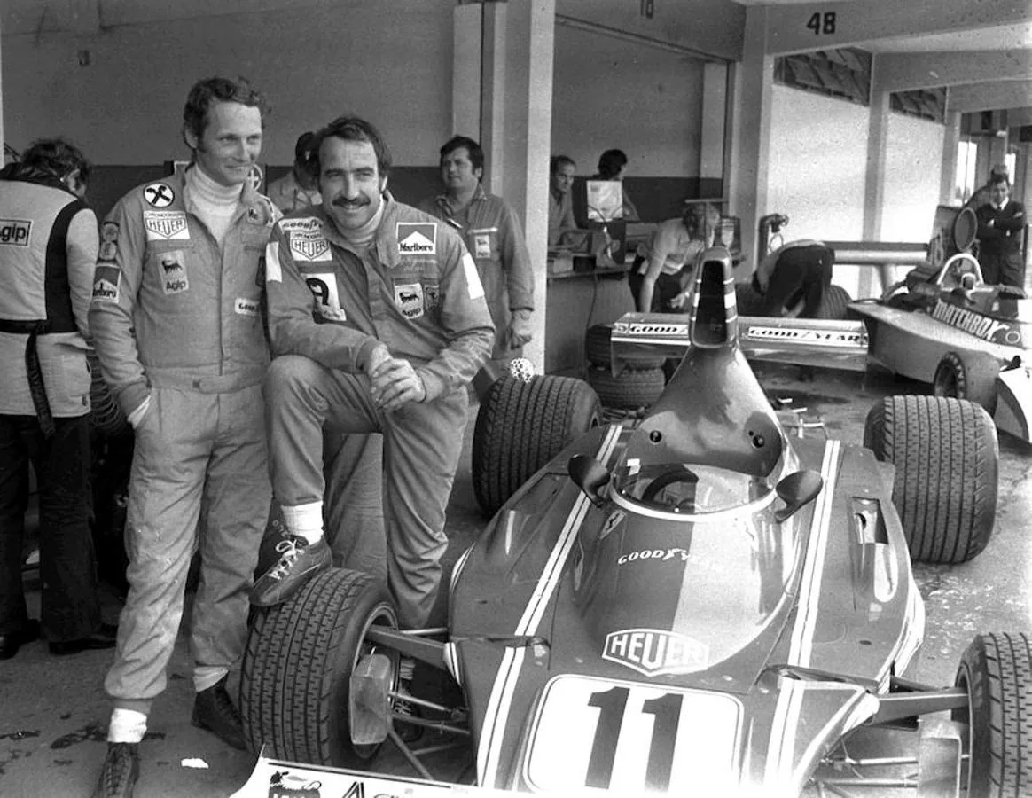 Niki Lauda, junto a su compañero de equipo Clay Regazzoni, fallecido en un accidente de tráfico en 2006. 