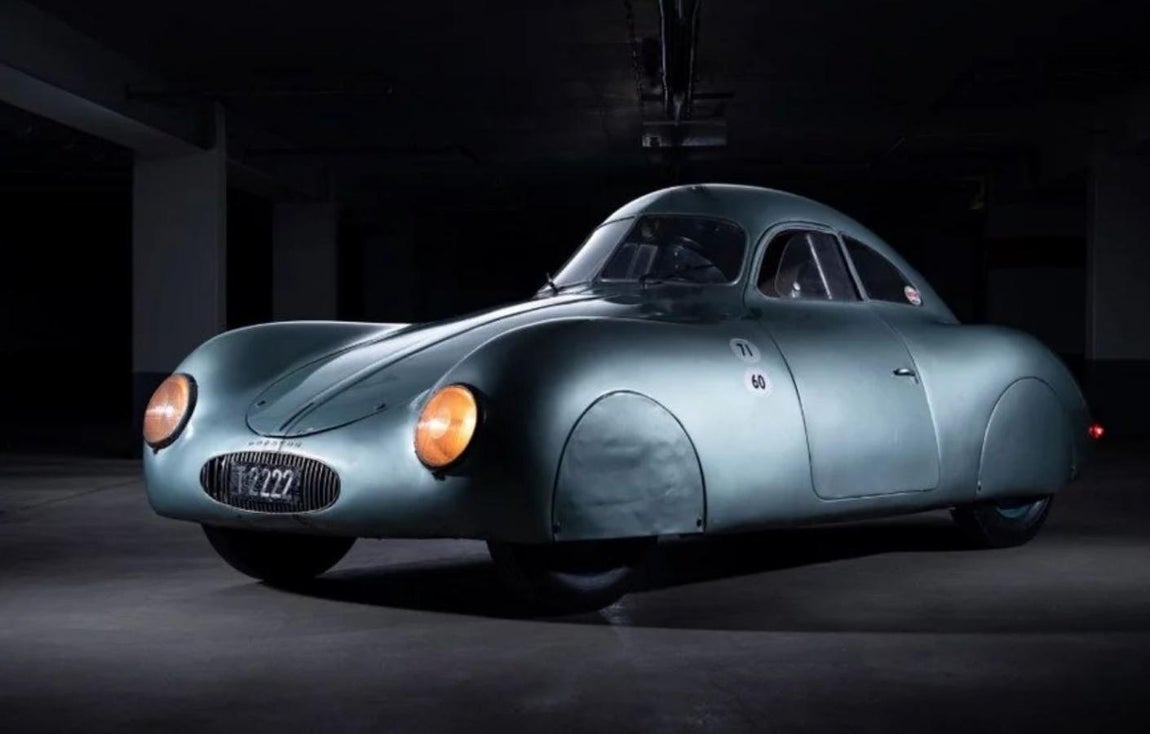 Porsche Type 64 60K10. Su diseño en curvas suaves y redondeadas beben también de esta mezcolanza. La idea de Ferdinan Porsche se gestaba mientras trabajaba en el Escarabajo, el proyecto lo entusiasmaba y propuso crear una versión más potente