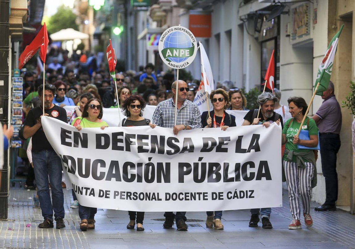 FOTOS: Manifestación en Cádiz contra el «desmantelamiento» de la escuela pública