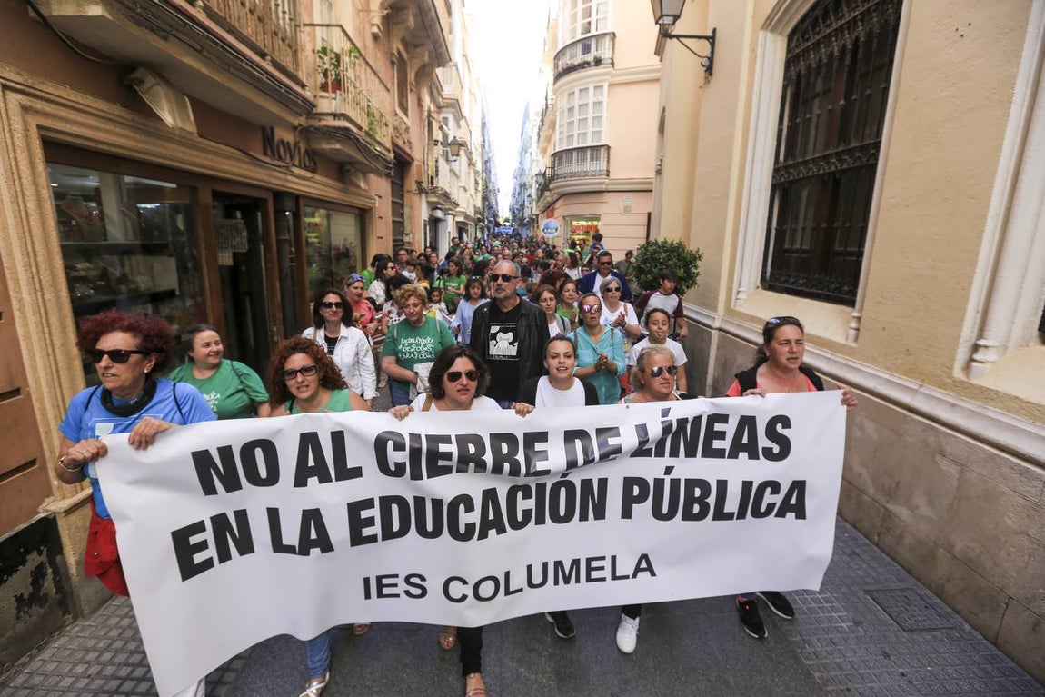 FOTOS: Manifestación en Cádiz contra el «desmantelamiento» de la escuela pública