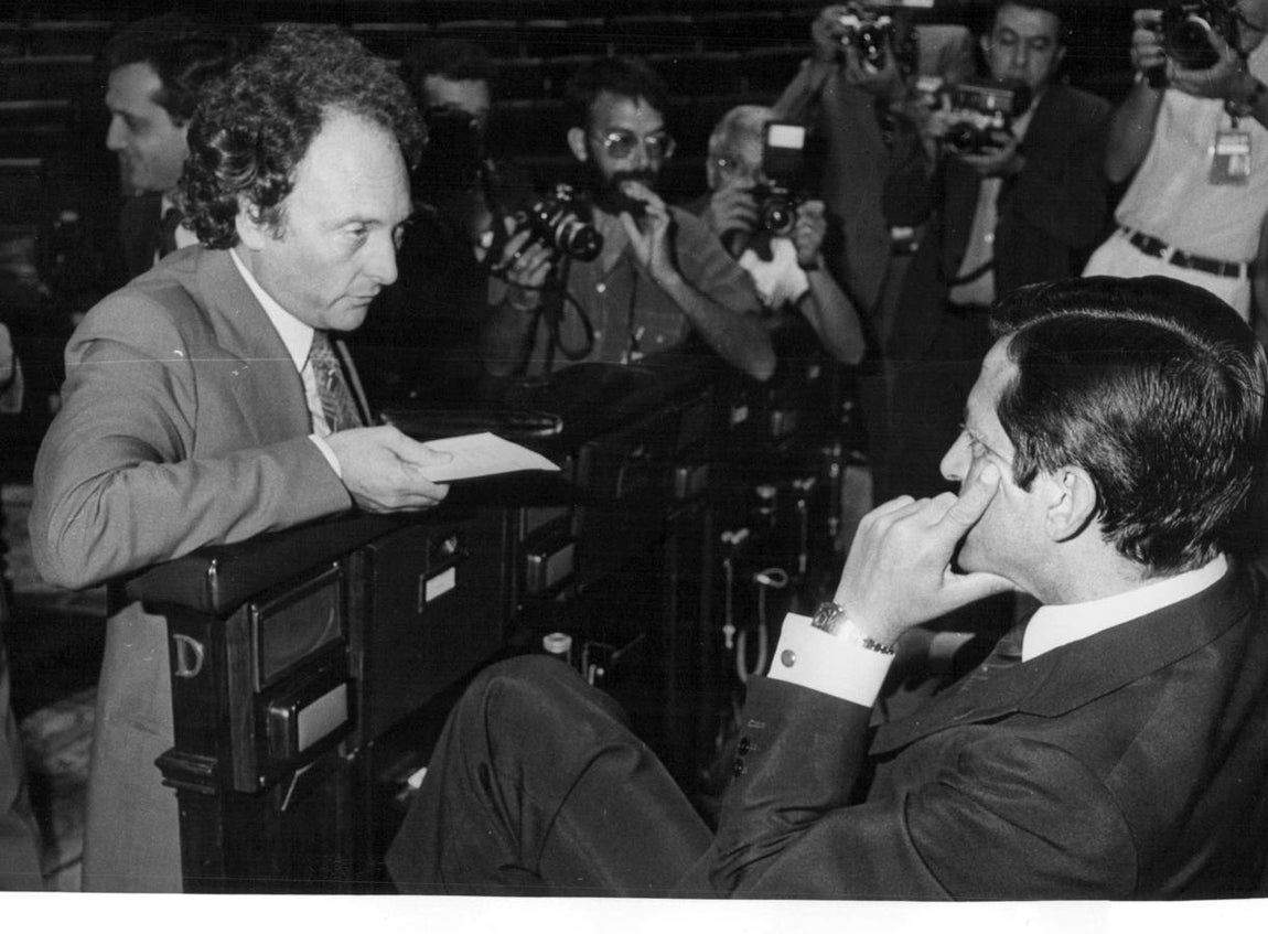 Eduard Punset (i) conversa con Adolfo Suárez (d) en el Congreso de los Diputados, en 1980.. 