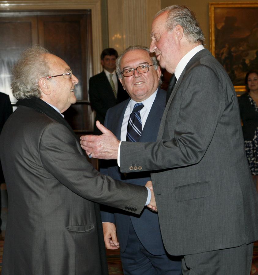 Don Juan Carlos saluda al jurista, escritor, economista y divulgador, Eduard Punset (i), en presencia de Marcelino Oreja, durante la audiencia que ofreció a los expertos temáticos y líderes empresariales consultados para la elaboración de la «Declaración Transforma España», de la Fundación Everis, en el Palacio de La Zarzuela, en Madrid, en el año 2010.. 