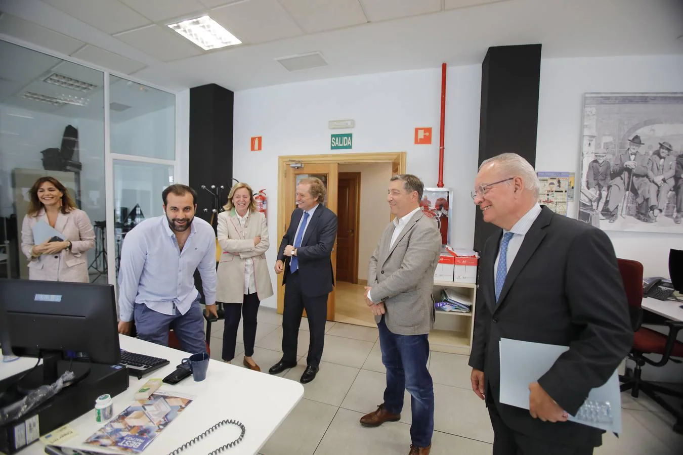 Joan Roca visitando las instalaciones de la redacción de ABC de Sevilla